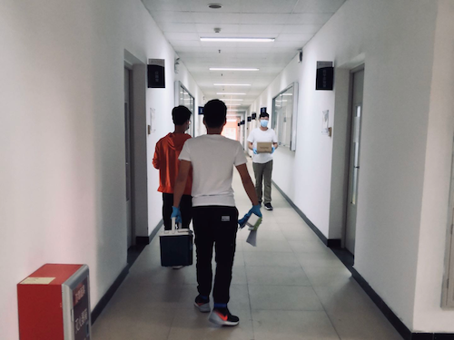 上周剛返校的老師實(shí)驗(yàn)室急需手套，上圖為老師剛從喀斯瑪廣醫(yī)倉儲(chǔ)領(lǐng)取兩盒手套，喀斯瑪工作人員隨老師去辦公室下單并配送 .png